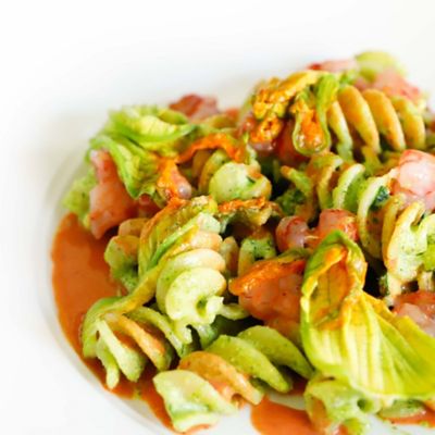 Pasta con fiori di zucca e gamberi: ricetta estiva e colorataalt