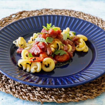 Pasta fredda con tonno, pomodori confit e uova di pesce