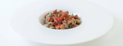 Pasta con creme di melanzane, mozzarella, pomodoro e basilicoalt