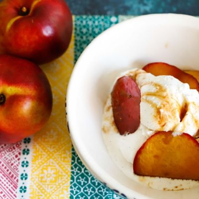Pesche caramellate con gelato alla vanigliaalt