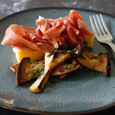 Polenta grigliata, funghi e prosciutto di San Danielealt