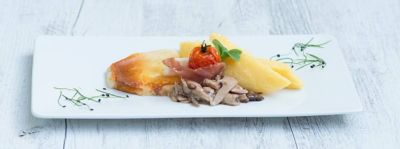 Polenta con formaggio alla piastra, porcini e speckalt