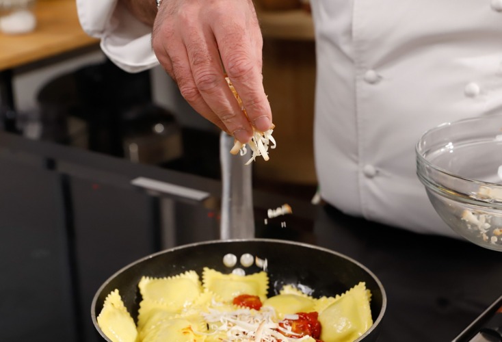 condire i ravioli e servire