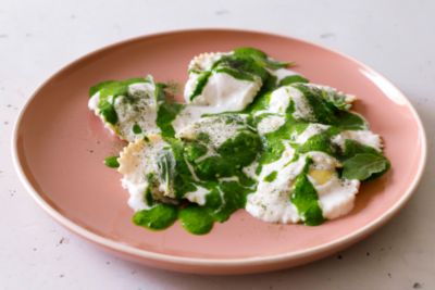 Ravioli gamberi e burrata con ricotta, limone e salsa di rucola