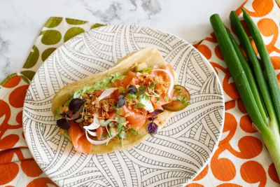 Tacos di salmone con cipolla fritta e salsa all’avocadoalt