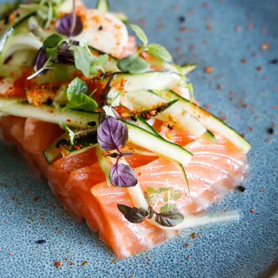 Saku di salmone con insalatina di cetrioli e cipollottialt