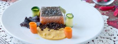 Salmone, zucca al wasabi, verdurine e croccante di olive taggiasche alt