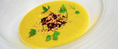Vellutata di zucca con crumble di nocciole e fava di cacao alt