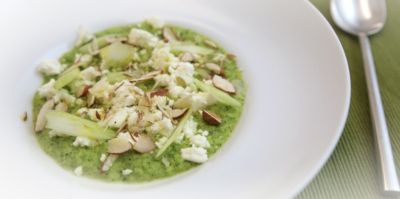 Crema di zucchine allo zenzero con feta mandorle e sedanoalt