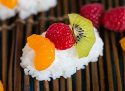 Dessert di sushi con frutta fresca e gocce di latte di coccoalt