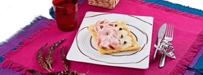 Focaccia con scamorza affumicata, mortadella e pistacchialt