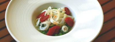 Tagliatelle di seppie con piselli e pomodorini confitalt