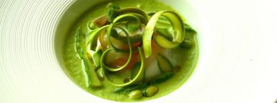 Uovo in camicia con asparagi e favealt