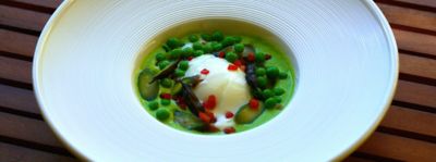 Uovo in camicia con crema di piselli e asparagialt