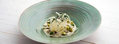 Vellutata di cavolfiore con daikon, avocado e semi di girasolealt