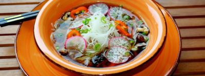 Zuppa di miso con spaghetti di riso zenzero e funghi shiitakealt