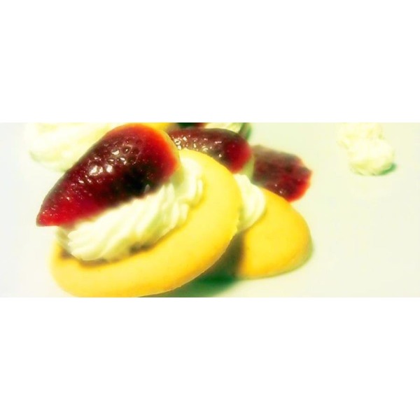 Sfere di mandorle con chantilly e fragole alla tequila sunrise
