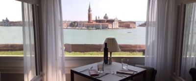 La laguna vista da The Egg.  Nicola Batavia arriva all'Hotel Danieli
