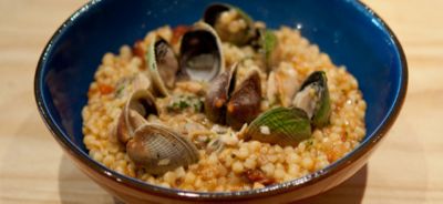 Fregola risottata con tartufi di mare vongole e fumetto di scorfanoalt