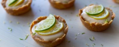 Mini tartellette di frolla con cagliata di limone e limealt