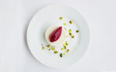 Panna cotta allo yogurt greco con sorbetto alle visciole e pistacchialt