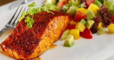 Salmone alla paprika affumicata con mango e avocadoalt