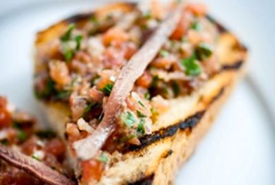 Tartine bruschettate di pane di Altamura con tartare di alici e datterinialt
