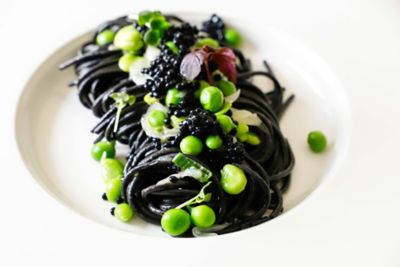 Spaghetti al nero, crudaiola di verdure e uova di pescealt