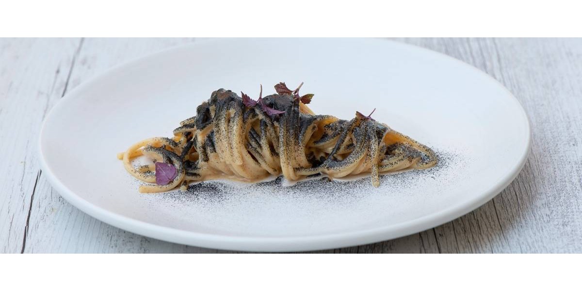 Spaghetti al nero di seppia con yuzu e bottarga
