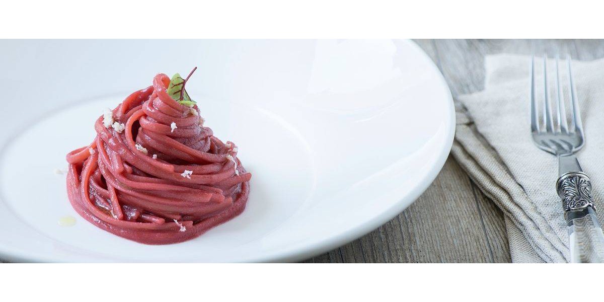 Spaghetto aglio, olio, barbabietola e rafano