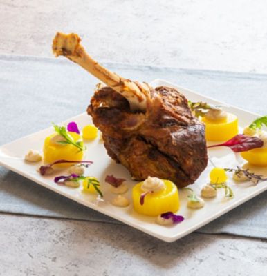 Stinco d'agnello al cartoccio, crema di sedano rapa e anelli di patatealt