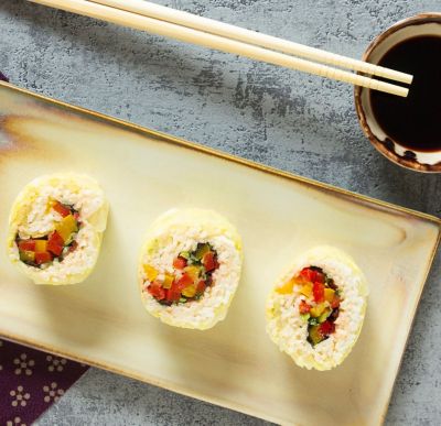 Sushi di riso e verdure con foglie di verzaalt