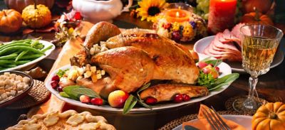 Il tacchino arrosto per il Menu del Giorno del Ringraziamento è disposto al centro della tavola imbandita