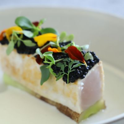 Tataki di spada, porro e colatura di bufalaalt