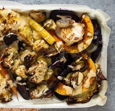 Verdure al forno con crema di miso e mandorlealt