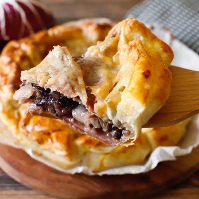 Torta salata con radicchio e gorgonzola: la ricetta per un aperitivo sfiziosoalt