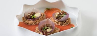 Zuppa estiva al pomodoro con crema di acciughe, tapioca e petali di cipollaalt
