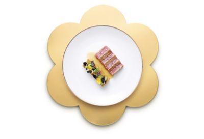 Sfogliata di Chianina, millefoglie di patate, fondo, prugne e nocciole tostatealt