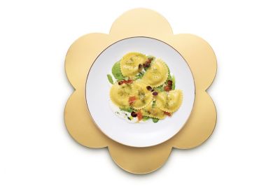 Mezzelune al salmone, salsa alla rucola e mousse di caprino e limone