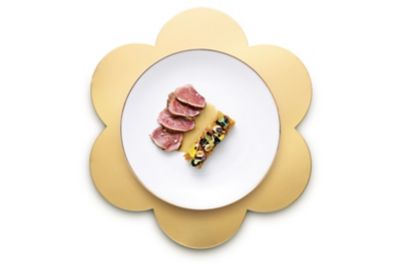 Sfogliata di Piemontese, millefoglie di patate, fondo, prugne e nocciole tostate