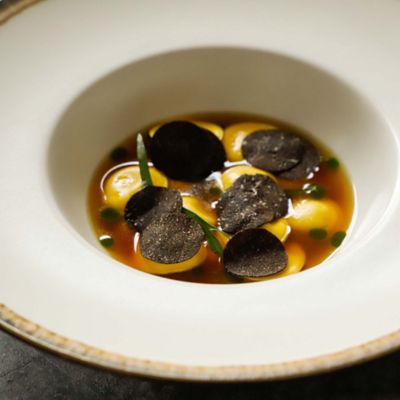 Anolini in brodo di prosciutto di Parma, tartufo e Vermouthalt
