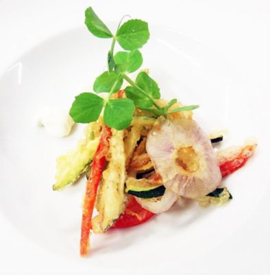 Antipasto vegan di verdure in tempura con maionese al wasabi e allo yuzualt