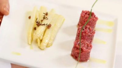 Battuta di manzo con asparagi bianchi di bassano Dop marinati all'acetoalt