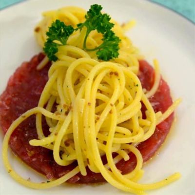 Battuta di tonno con spaghetti alla bottarga alt