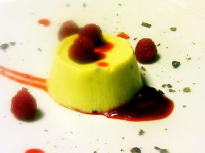 Bavarese di crema alla vaniglia con coulis di lamponi e cioccolato bianco alt