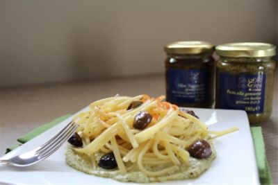 Bavette con pesto alla genovese, ricotta e olive taggiaschealt