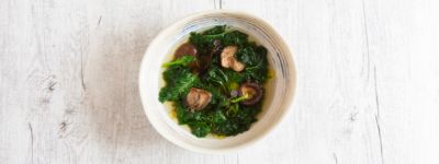 Brodo di funghi shiitake con cavolo riccioalt