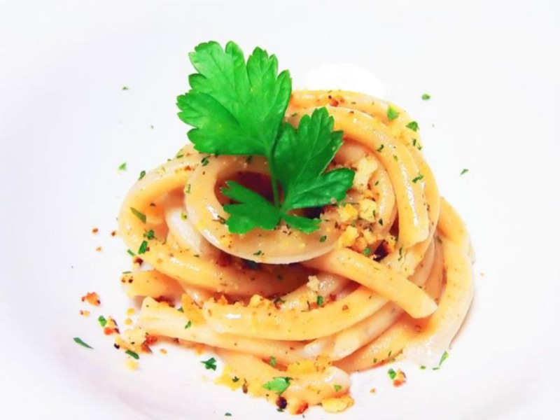 Bucatini di colatura di alici con pane e burro