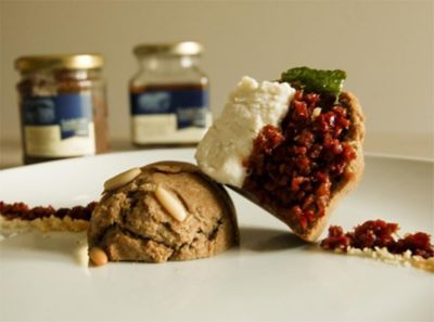 Cake salata di patè di olive taggiasche con crema di ricotta e pomodori secchialt