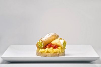Cannolo di ananas croccante con crema alla ricotta e amarettoalt